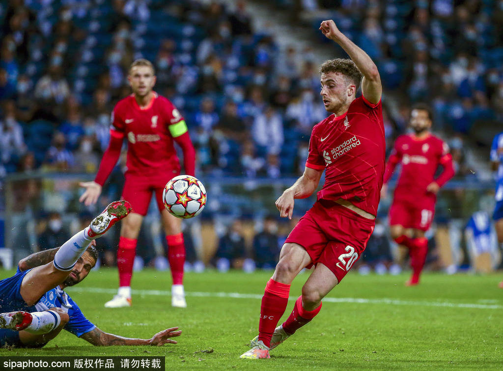 情难自已！记者因梅西话题感动落泪，主帅斯卡洛尼眼眶湿润